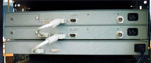 18 ŁĄCZENIE PRZEŁĄCZNIKÓ (KASKADOE I STAKOANE) Kaskadowe łączenie przełączników Łączenie dwóch lub więcej przełączników kablem krosowym poprzez standardowy port RJ45 lub port światłowodowy Do