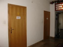 Na parterze, I i II piętrze znajdują się ogólnodostępne aneksy sanitarne damski i męski, wyposażone w: WC podwieszane, umywalki z bateriami uchylnymi.
