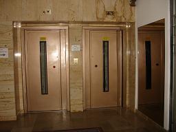 Ciągi komunikacyjne pionowe i poziome wyraźnie oznaczone. Komunikacja pionowa w budynku głównym odbywa się dzięki dwóm urządzeniom dźwigowym i dwoma klatkami schodowymi.