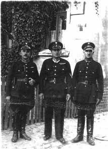 22. życie społeczno-gospodarcze Policjantami w Krobi byli: Łoniewski, Kisielewski i Jan Dyba. 111. Policjanci z Krobi w 1938 r.