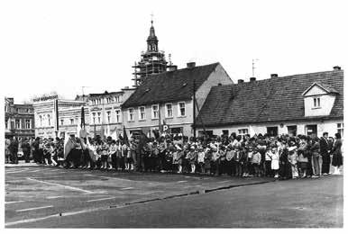andrzej miałkowski 13. Rynek w Krobi, w tle rozbiórka rusztowania odbudowanej wieży (1982 r.