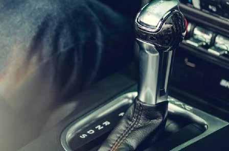NOWY FORD MUSTANG Wyposażenie Bezpieczeństwo i nowe technologie MUSTANG MUSTANG GT BULLITT System ABS z elektronicznym układem podziału siły hamowania (EBD) Elektroniczny układ stabilizacji toru