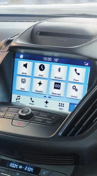 Funkcja Applink umożliwia obsługę wybranych aplikacji, zaś Apple CarPlay i Android Auto pozwalają korzystać z