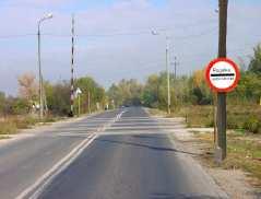 Widząc te znaki umieszczone na drodze o dopuszczalnej prędkości nieprzekraczającej 60 km/h, kierujący pojazdem: A. jest ostrzegany o przejeździe kolejowym bez zapór B.