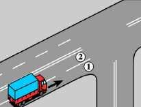 1154.W tej sytuacji, jeŝeli wymiary samochodu cięŝarowego uniemoŝliwiają skręcenie w prawo z pasa 1, to kierujący nim: A.