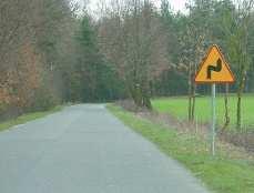 robotach na drodze, C. skrzyŝowaniu dróg. 258.Znak ten ostrzega kierującego pojazdem o: A. wjeździe na most obrotowy lub zwodzony, B. stromym podjeździe, C. niebezpiecznym zjeździe 259.