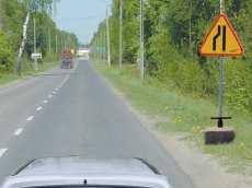 Znak ten umieszczony na drodze o dopuszczalnej prędkości 60 km/h oznacza, Ŝe naleŝy spodziewać się nierówności jezdni po przejechaniu: A. nie więcej niŝ 100 m, B. 101-150 m, C. co najmniej 150 m. 269.