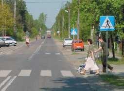 przejeŝdŝa przez most przed pojazdem zbliŝającym się z kierunku przeciwnego, C.