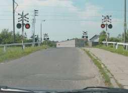 Te dwa na przemian migające sygnały czerwone: A. zezwalają na wjazd za sygnalizator, jeŝeli do przejazdu nie zbliŝa się pociąg, B. zabraniają wjazdu za sygnalizator, C.