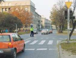 nastąpi zmiana dotychczas nadawanego sygnału, B. za chwilę będzie dawany sygnał zakazujący na wjazd na skrzyŝowanie, C. za chwilę będzie dawany sygnał zezwalający wjazdu na skrzyŝowanie. 582.