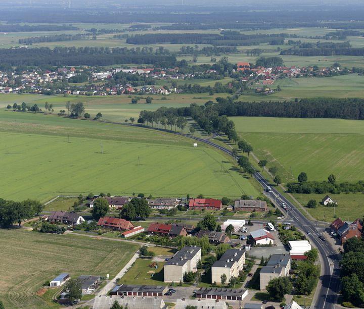 DOSTĘPNOŚĆ PRZESTRZENNA Położenie w kraju i regionie Bliskość dużych ośrodków miejskich (Kalisz, Ostrów Wlkp.