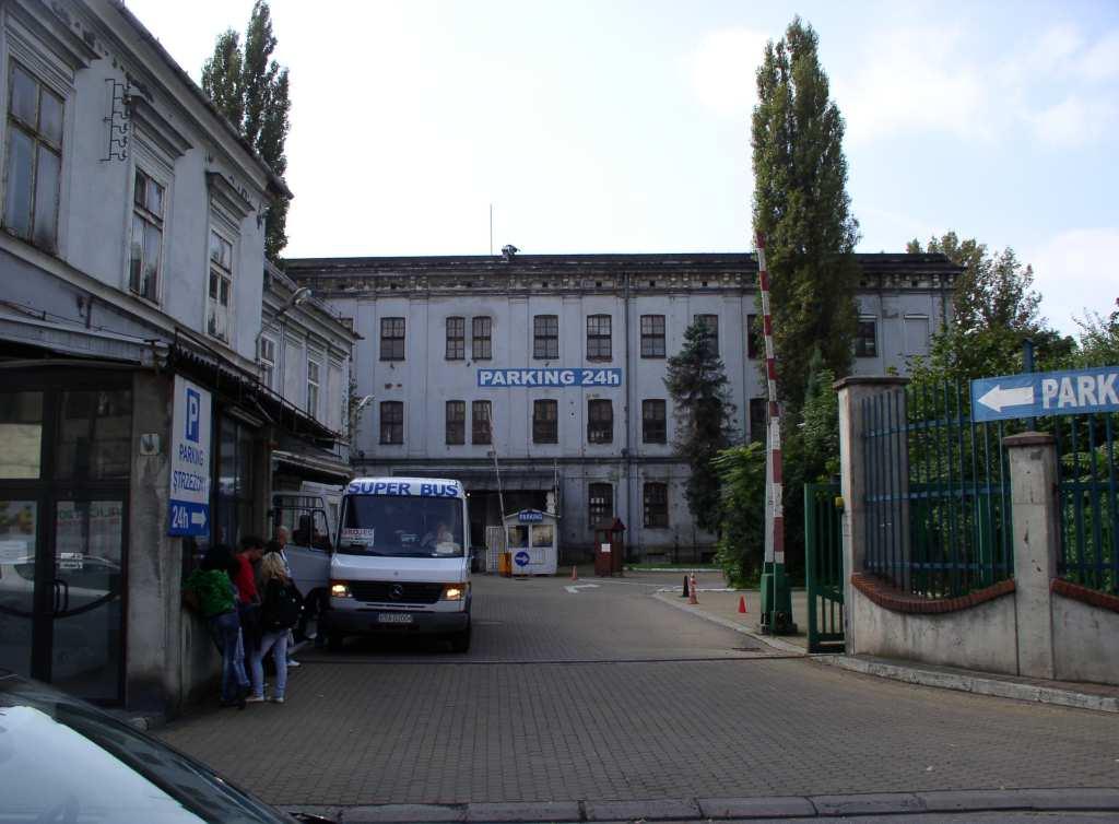 Ponadto było tam pełne zaplecze socjalne: stołówka, przedszkole i żłobek oraz Gawra, harcówka "Szarej Siódemki" (od połowy lat 60-tych).