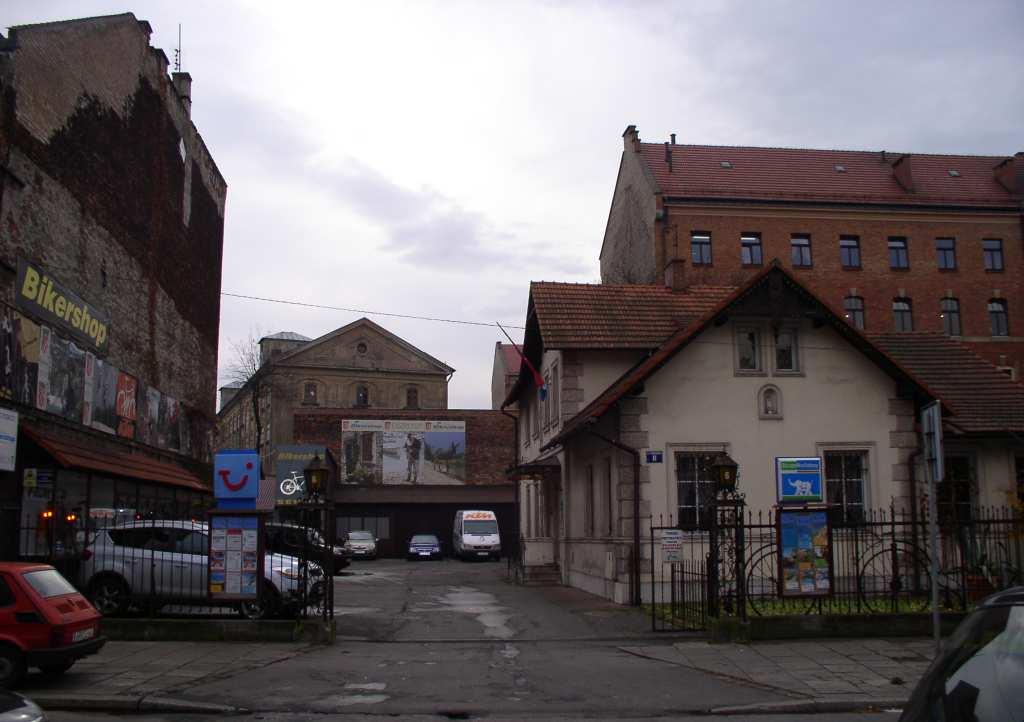 Zakłady te zajmowały duży obszar ograniczony ulicami: Czystą i Dolnych Młynów oraz Aleją Mickiewicza.