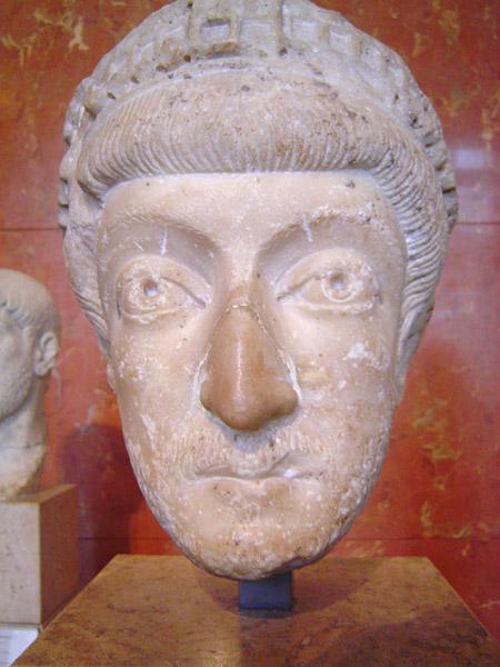 Teodozjusz II i kodyfikacja Imperatorzy Teodozjusz i Walentynian, Augustowie do senatu.