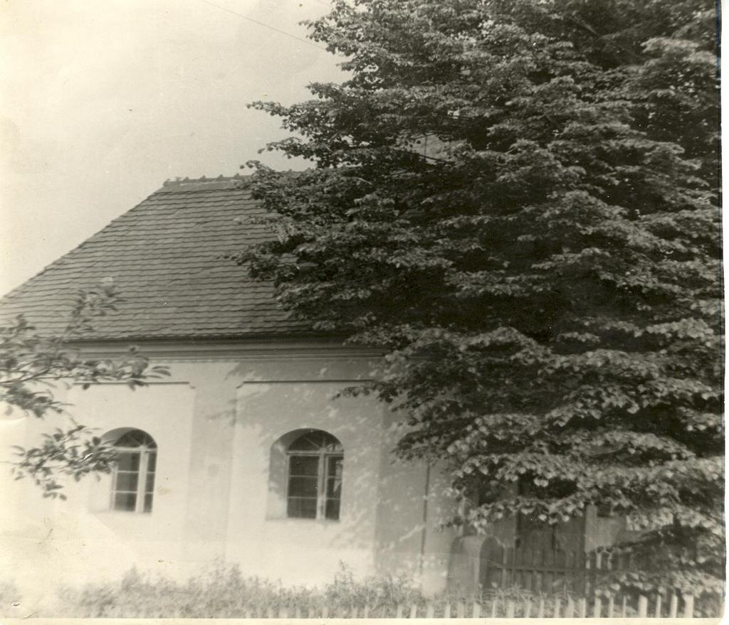 Pierwszym miejscem odprawiania mszy świętych w Rowniu była stojąca do dziś (2003 rok) kaplica przydrożna przy ul.