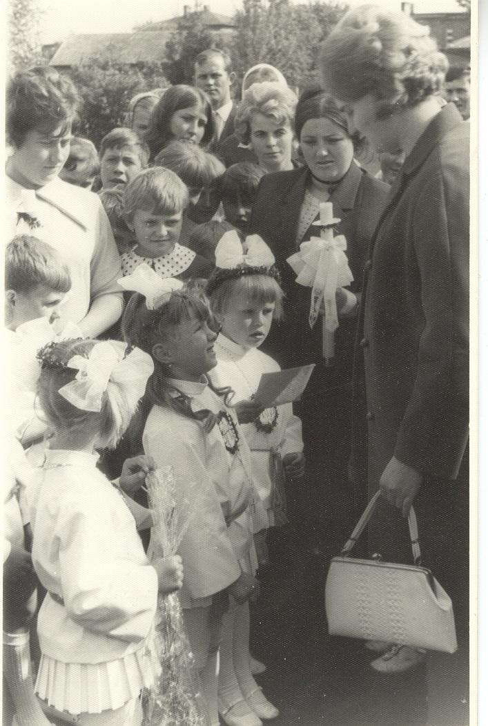 Rok 1970 Wczesna Komunia Święta Dzieci dziękują katechetce