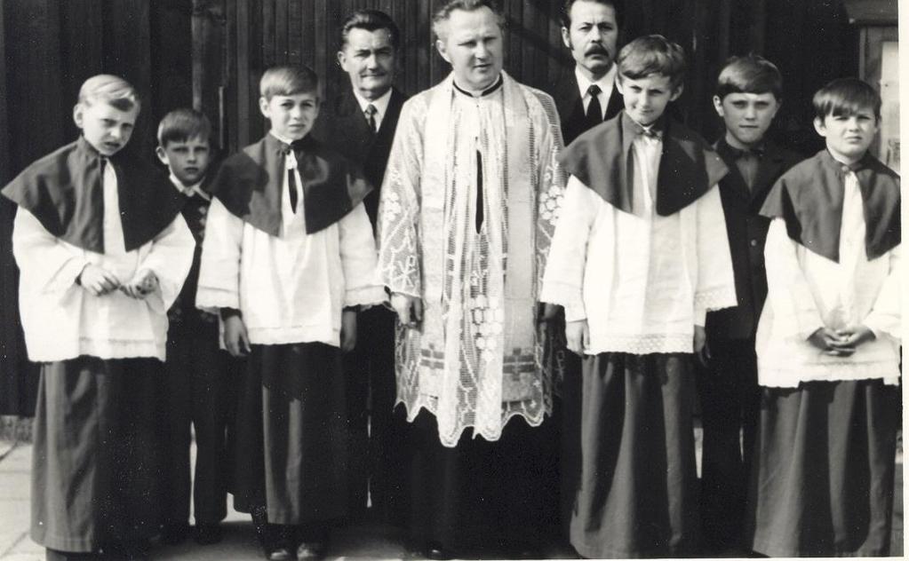 rok 1975 Służba Kościelna od lewej stoją: 1.