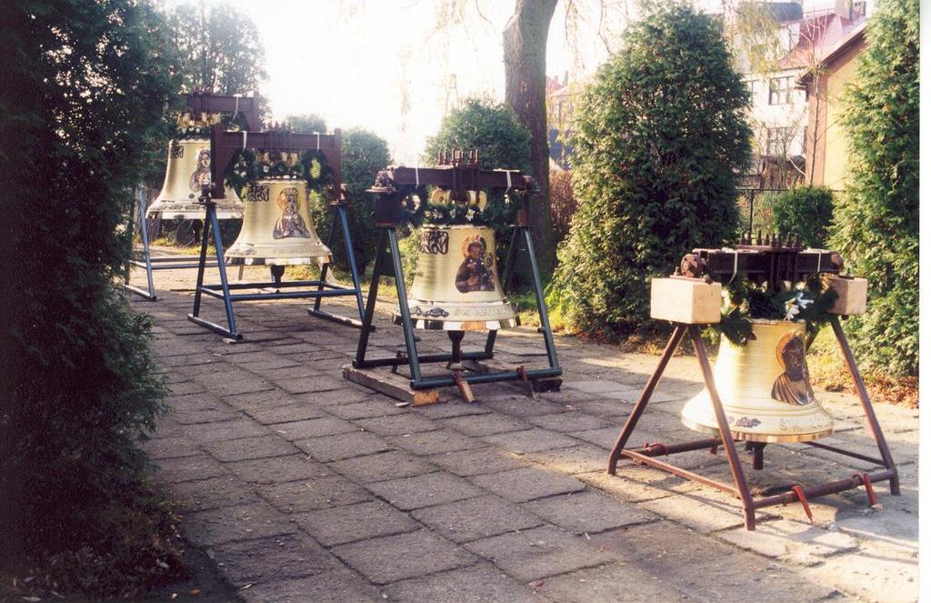 Rok 1996 Uroczystość poświęcenia dzwonów 11 listopada 1996 roku Dzwony wykonała firma Ludwisarnia Felczyńskich, Taciszów Imiona i