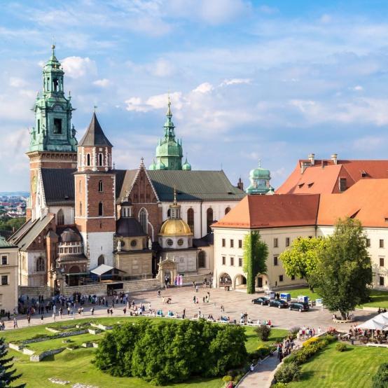 Odrodzenie w Polsce: przebudowa Wawelu, Wawel był prawdopodobnie jednym z ośrodków władzy plemienia Wiślan, żyjących tu na przełomie VIII i IX wieku.
