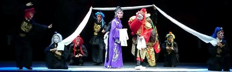 Fot.8. Chińska grupa operowa podczas występu. Na zdjęciu widoczne są pomalowane twarze aktorów.
