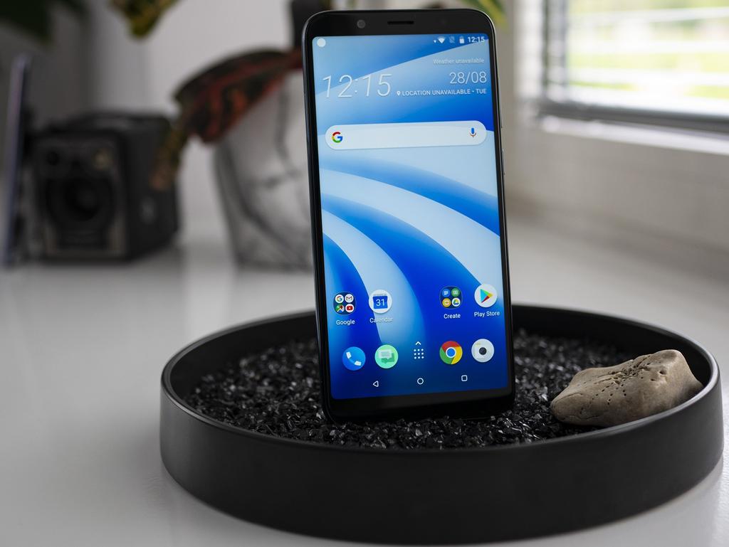 Podwójny aparat HTC U12 life ma podwójny aparat z tyłu: 16 i 5 megapikseli o jasności F/2.0. Drugi aparat służy do trybu portretowego z rozmytym tłem pozwala określić głębię sceny.