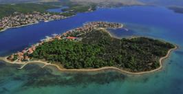 com Strona internetowa: www.tz-brodarica.hr Krapanj to najmniejsza, najniższa i najgęściej zamieszkała wyspa w Basenie Morza Śródziemnego o powierzchni 0,36 km² i o średniej wysokości 1,5 m.