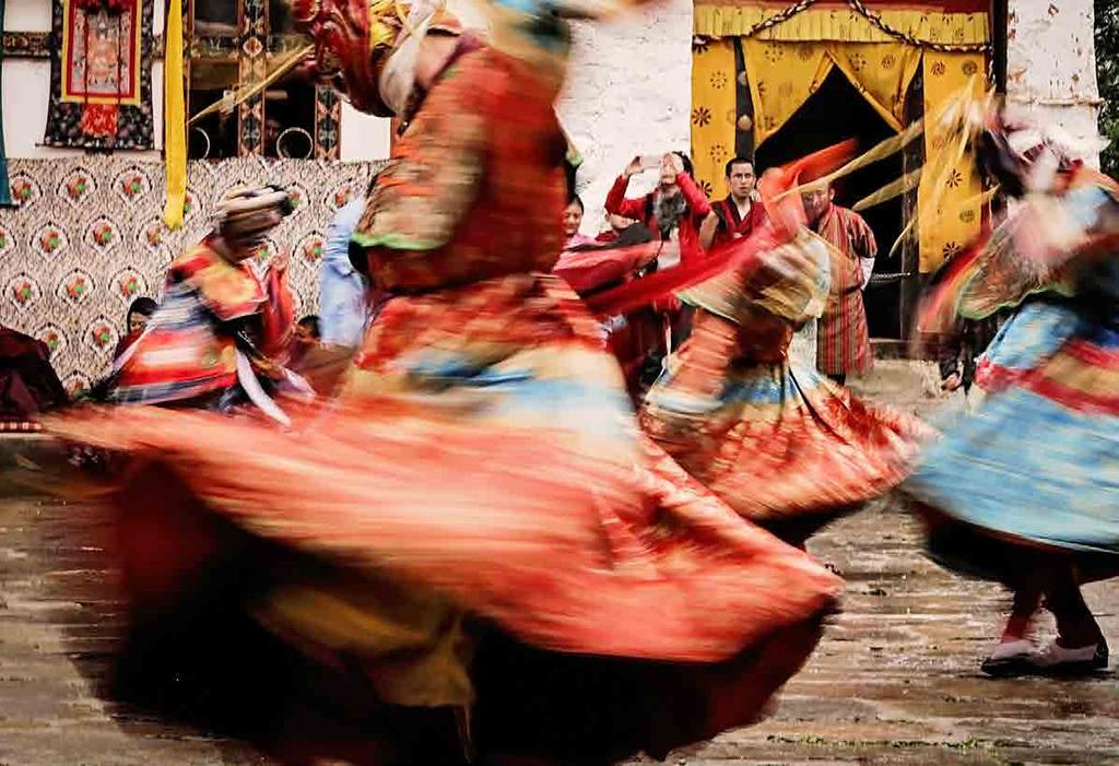 V - festiwal tsechu VI - kąpiele zdrowotne Wybierzemy się na festiwal w małym tradycyjnym miasteczku Bhumtang. Festiwal Tsechu - święto na cześć Guru Rinpocze, to feria barw i artystycznych tańców.