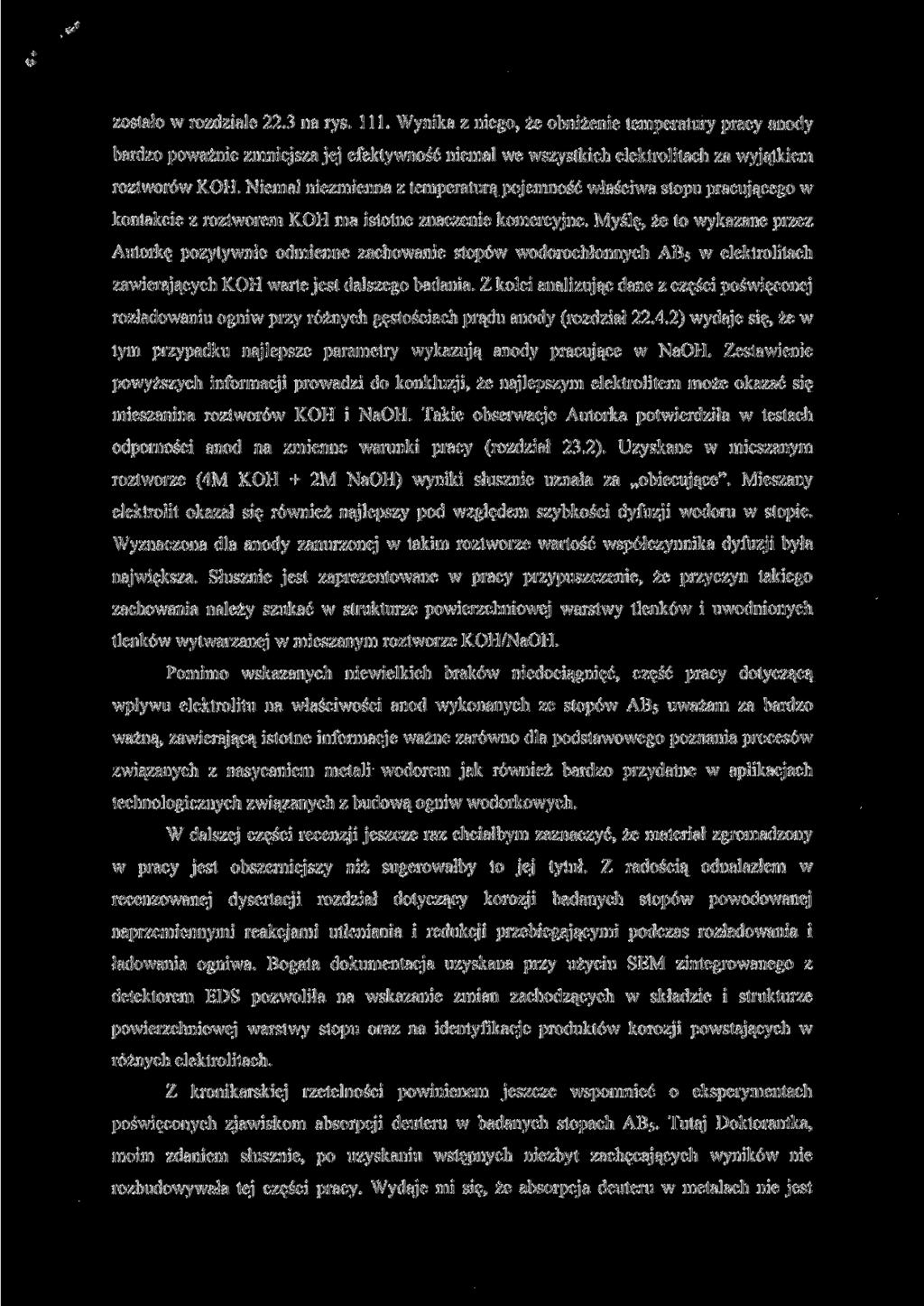 zostało w rozdziale 22.3 na rys. 111. Wynika z niego, że obniżenie temperatury pracy anody bardzo poważnie zmniejsza jej efektywność niemal we wszystkich elektrolitach za wyjątkiem roztworów KOH.