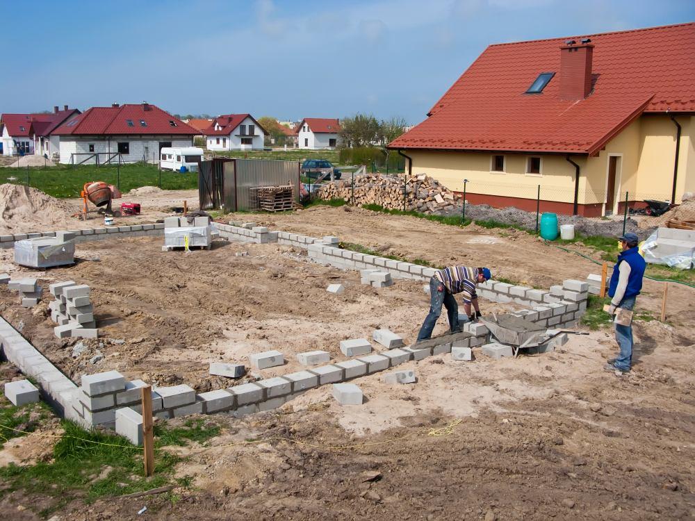 Decyzja o warunkach zabudowy w pytaniach i odpowiedziach Według ustawy o planowaniu i zagospodarowaniu przestrzennym, zmiana zagospodarowania terenu w przypadku braku planu miejscowego, polegająca na