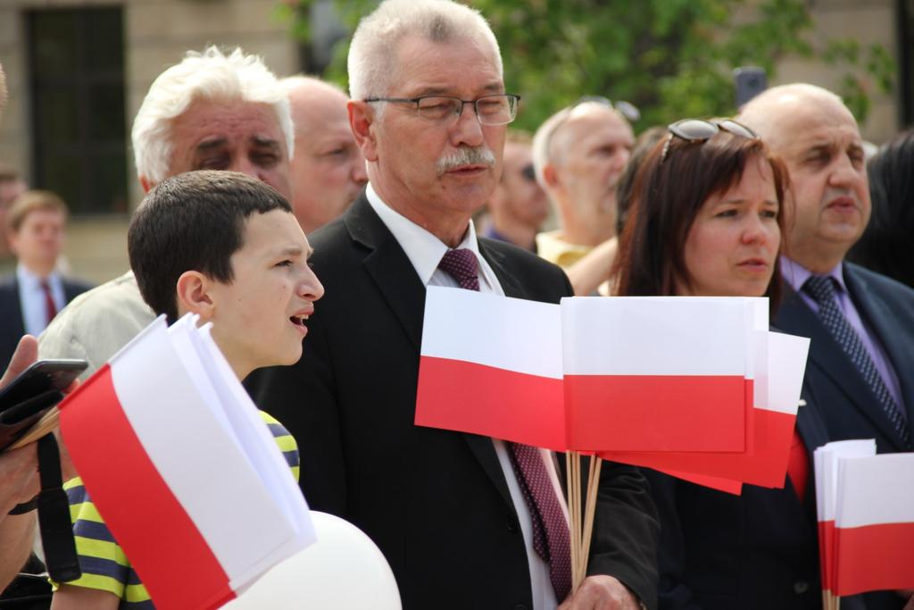 Jest to święto ustanowione w 2002 r. przez Senat w uznaniu wkładu Polonii w odzyskiwanie przez Polskę niepodległości. Tomasz Kupczyk 2 maja obchodzono Dzień Flagi Rzeczypospolitej Polskiej.