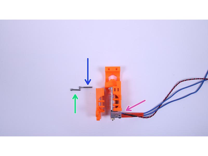 Step 7 Umiejscowienie kadłuba ekstrudera Śruba M3x18 (1 szt.) Śruba M3x25 (1 szt.) Należy zwrócić uwagę na to, aby kable odpowiednio wychodziły z grzejnika dyszy.