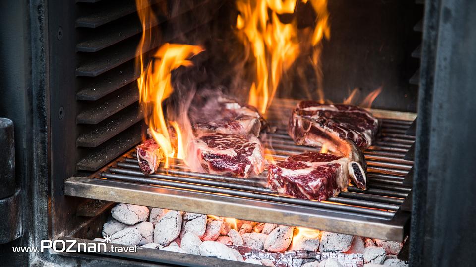 Steak & Grill RESTAURANT to restauracja hotelowa. Kuchnia hotelowa przez wiele lat kojarzona była z przeciętną ofertą gastronomiczną.