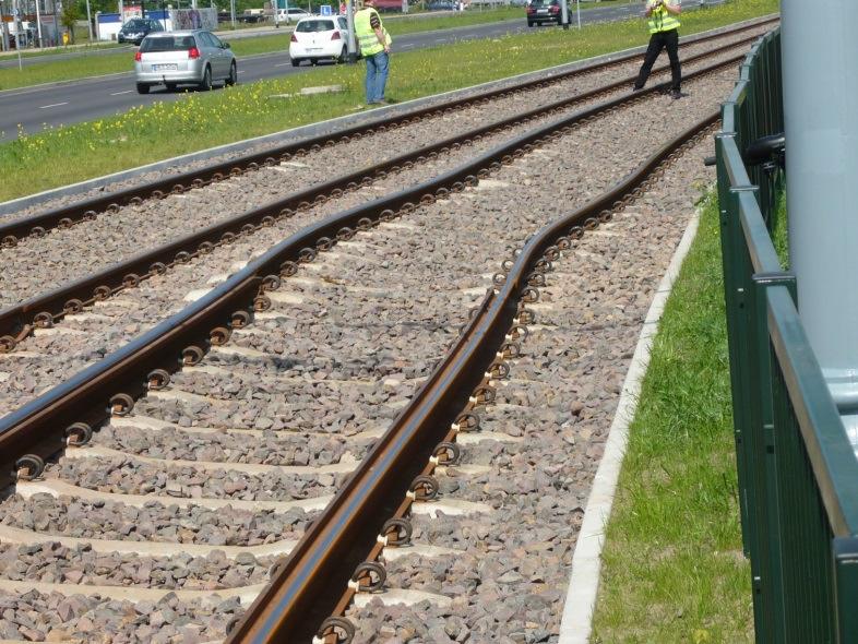 Tor bezstykowy Zalety: spokojna jazda (brak stukotu na połą łączeniach szyn) mniejsze zużycie szyn i kółtaboru k (większa trwałość ść) redukcja drgań i hałasu asu przy przejeździe pociągu mniejsze