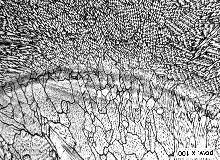 Mikrostruktura oraz jej mikrobudowa związana jest z kolejnością nakładania warstw, która wpływa na zróŝnicowaną wielkość i kształt dendrytycznych wydzieleń fazowych.