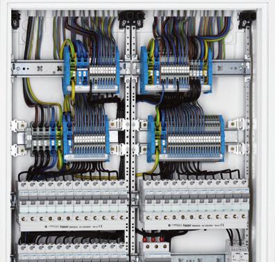 Rozdzielnica z dwurzędowym układem listew zaciskowych Dzięki niewielkim wymiarom instalacyjnych złączek piętrowych możliwe jest wygodne oprzewodowanie na dwóch równolegle umieszczonych szynach