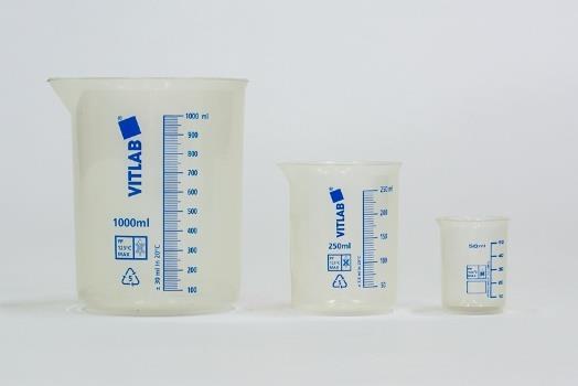 Zlewki z polipropylenu (PP): wykonane z mlecznego, półprzejrzystego materiału z wylewem z uchwytem lub bez uchwytu z niebieskim nadrukiem skali certyfikat zgodności ISO 7056 ZL.03.