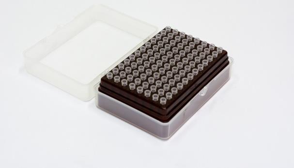 Końcówki do pipet automatycznych w pudełkach autoklawowalnych: końcówki oraz pudełka wykonane z polipropylenu (PP) niesterylne pudełka z wieczkiem bez zawiasu wyroby medyczne do diagnostyki in vitro