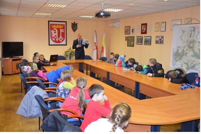 Następnie Pan Zbigniew Chudzicki opowiedział na czym polega praca Radnych Rady Miejskiej, jak są oni wybierani oraz