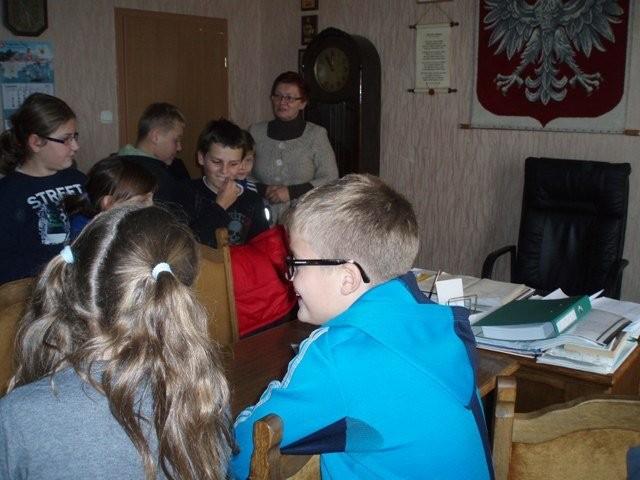 Następnie uczniowie zostali zaproszeni do gabinetu burmistrza Rogoźna, Pana Bogusława Janusa, gdzie rozmawiali o zadaniach, jakie należą do burmistrza miasta i gminy.