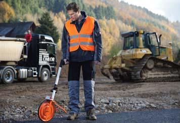 Ergonomiczny uchwyt pistoletowy i solidny drążek prowadzący z aluminium gwarantują optymalną obsługę drogomierza kołowego.