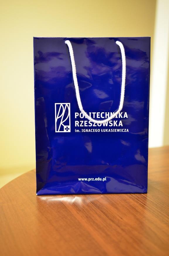 zdobienie: druk wymiary zdobienia: nadruk A4 1 kolor dwustronnie wzór znakowania przekazany przez zamawiającego Zdjęcie torby papierowej ekskluzywnej: 18