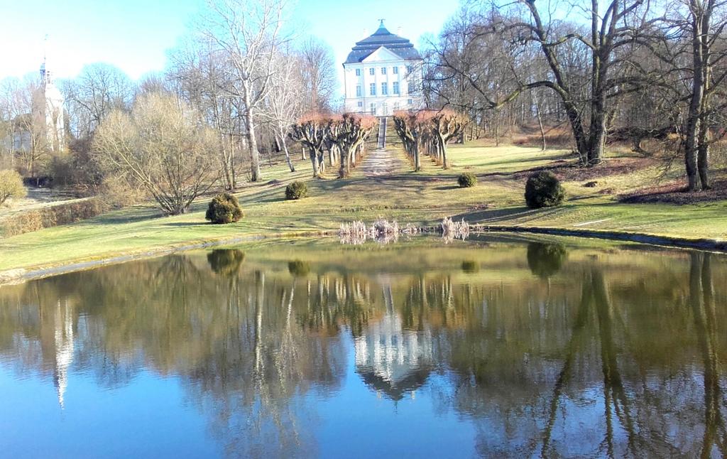 Zespół Pałacowo-Parkowy w Ostromecku Bydgoski Wilanów Niedaleko od Bydgoszczy, w malowniczej, polodowcowej tonącej w zieleni, urozmaiconej pagórkami Dolinie Dolnej Wisły, usytuowany jest Zespół