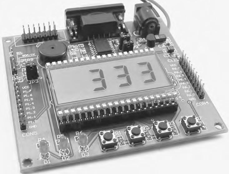 Ponadto mikro - kontroler posiada wiele innych peryefriów, takich jak chociażby komparator analogowy czy licznik umożliwiający między innymi sprzętowe generowanie przebiegu PWM.