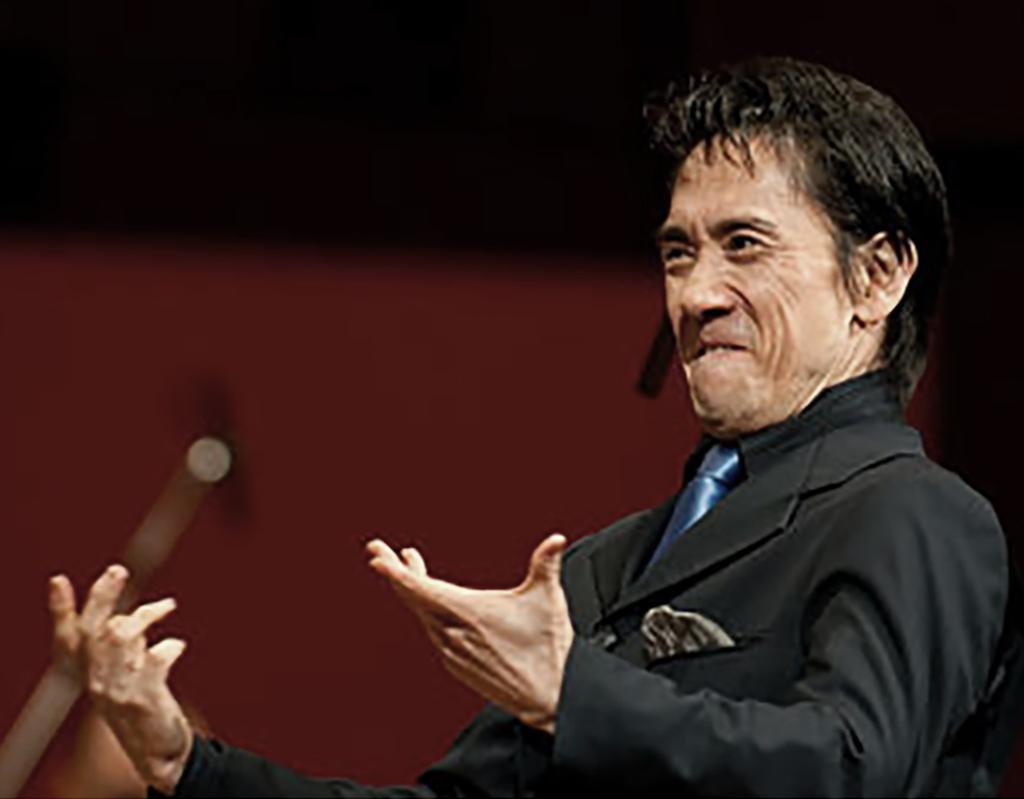 A może raczej po amerykańsku, gdyż Eiji Oue, dyrygent bez wątpienia urodzony w Japonii i obdarzony japońską ekspresją mimiki i gestów, był przyjacielem i uczniem legendarnego dyrygenta Leonarda