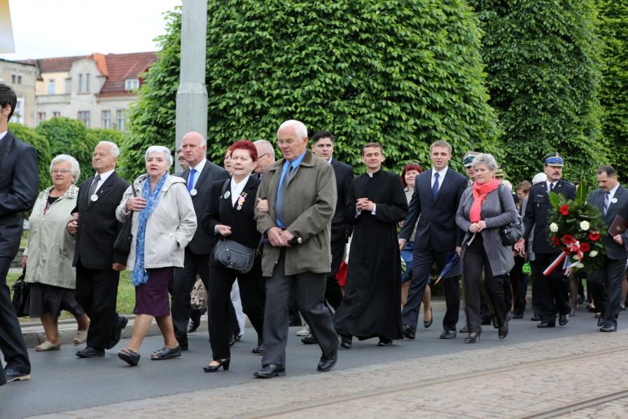 uformować szyk do Marszu Pamięci. W tym czasie delegacje udały się pod pomnik katyński oraz ks.