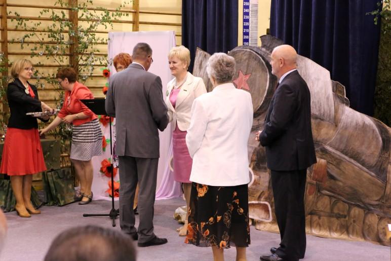 Na terenie boiska szkolnego odśpiewano Hymn Szkoły oraz złożono wiązanki kwiatów pod Obeliskiem i