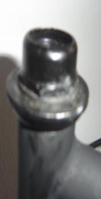 Dźwignia hamulca po prawej stronie łączy się z przednim hamulcem a dźwignia hamulca po lewej stronie łączy z tylnym hamulcem. 1. Włóż końcówkę linki hamulca do otworu w dźwigni hamulca.