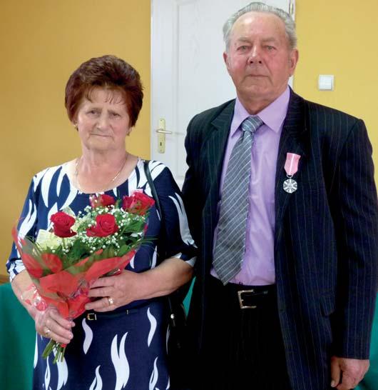 SAMORZĄD Głos Raciąża nr 5/2018 3 Jubilaci z medalami Ustanowiony w 1960 r. Medal za Długoletnie Pożycie Małżeńskie nadawany jest osobom, które przeżyły 50 lat w jednym związku małżeńskim.