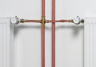 2 Technika grzewcza System rur miedzianych Zasady stosowania Piony W złączce krzyżowej wody opływa wewnętrzną rurę przelotową. Ta zasada umożliwia krzyżowanie się rurociągów na jednym poziomie.