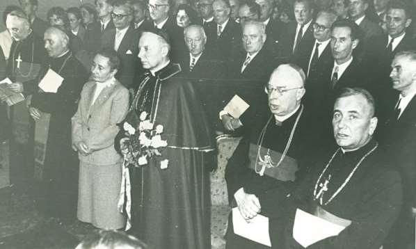 Monografia rzymskokatolickiej parafii św. Mikołaja w Grabowcu, tom II 159 Patrz hasło: Sawecki Stefan, a tam grupowe zdjęcie z 1947 roku.